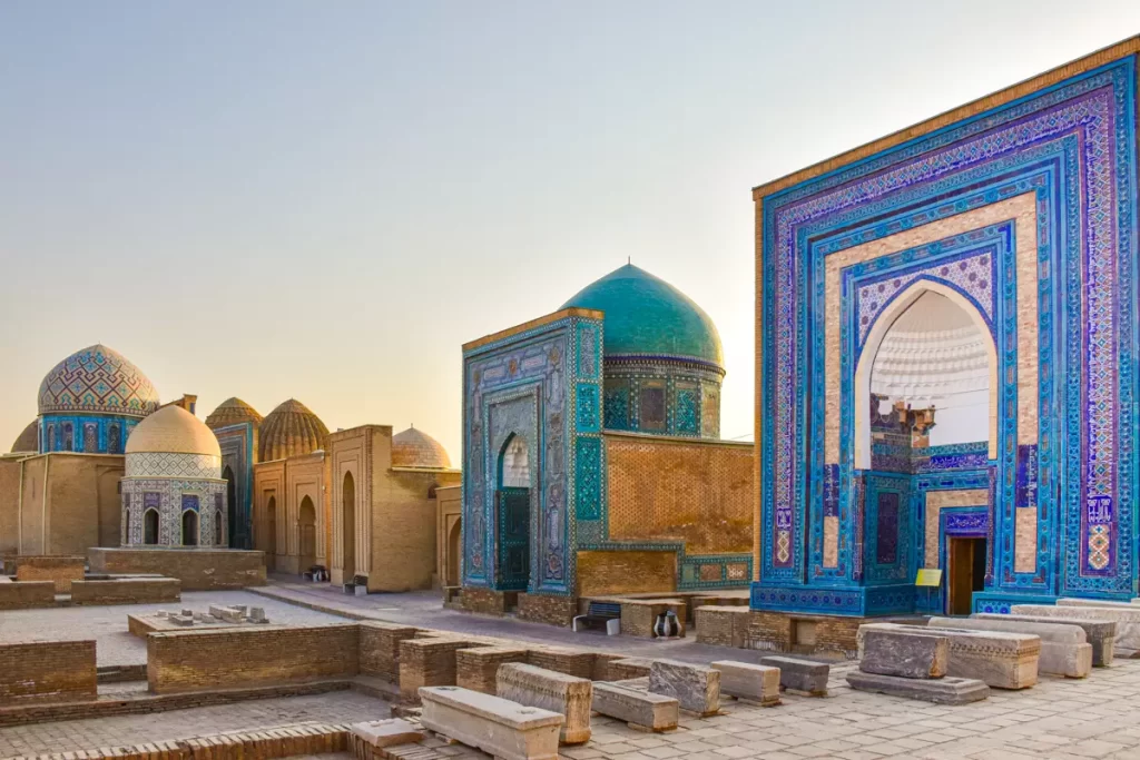 Uzbekistanas – vidurio Azijos valstybė, galinti pasigirti turtingu kultūros paveldu, ilga istorija ir giliomis tradicijomis. Šalyje rasite UNESCO pasaulio paveldo saugomų objektų, kurie jus nustebins. Uzbekistanas kadaise buvo šilko kelio dalis, visa tai leido suklestėti jo miestams.